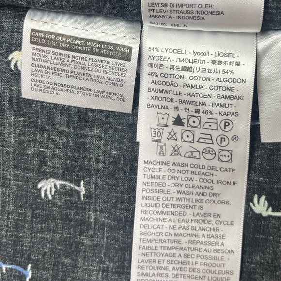 Levi’s Hawaiian Shirt. Black Medium with Palm Trees - Picture 3 of 3